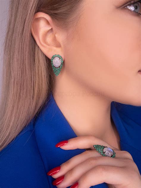 Серьги из серебра с нат.лунным камнем и пл.кварцем цв.зелёный лунный ...