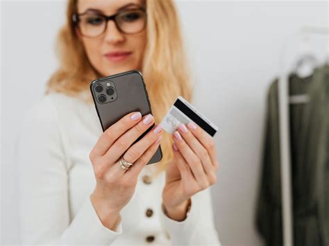 Чи правда, що банківська карта може розмагнітитися під чохлом смартфона