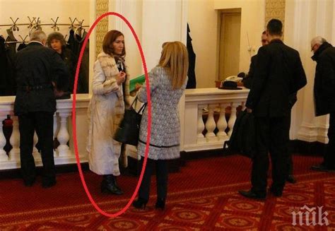 Само в ПИК! Министър Ангелкова се разходи в парламента с новото палто ...