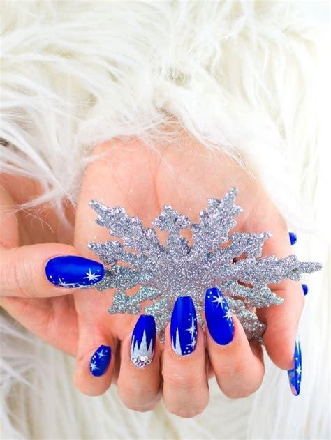 25 Festive Christmas Nail Designs Matte Holiday Nails | Sarah Scoop