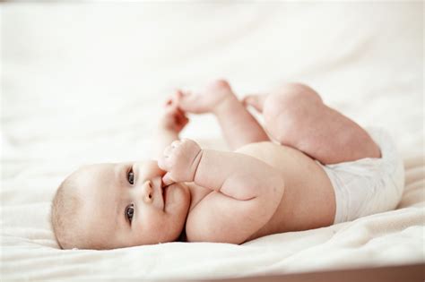 Bebê De 2 Meses Babando E Mordendo As Mãos - Por Que os Bebês Chupam e Mordem as Mãos?