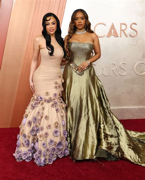 Selton Mello brilha no tapete vermelho do Oscar