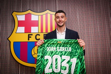 Joan Garcia signa el seu contracte amb el Barça