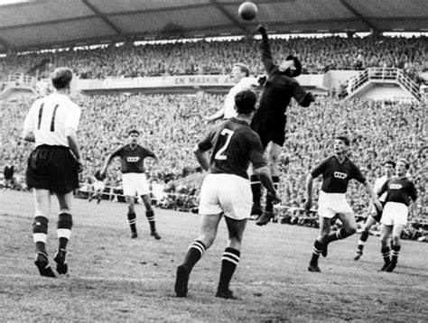 Soccerpedia: Lev Yashin, Satu-satunya Kiper yang Pernah Memenangi ...