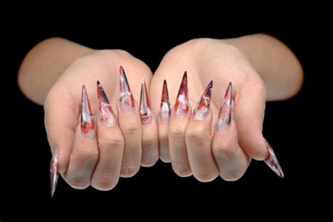 Рука молодой женщины с Manicure на ногтях Стоковое Фото - изображение ...