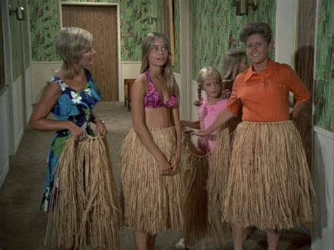 Best 12 The Brady Bunch – Hawaii – Marcia and Jan learn to hula in