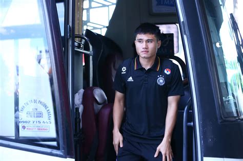 HLV Kim Sang-sik mặc áo giản dị vẫn rất chất, đội tuyển Việt Nam ‘tíu