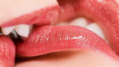 Beijando O Batom Que Tocava Seus Labios - Mordida, perto, menina, beijo, lábios, batom, boca, apaixonado, sensual ...