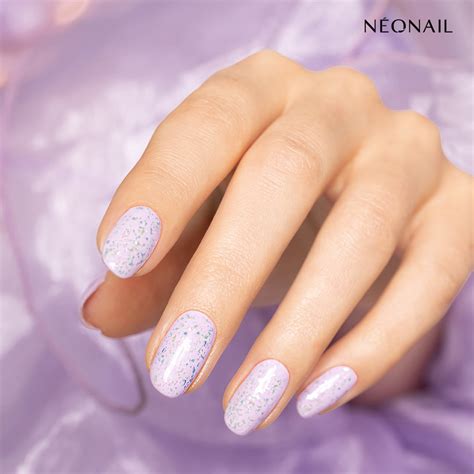 Delikatny manicure hybrydowy z użyciem Top Glow Violet Aurora Flakes ...