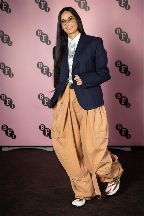 Demi Moore con pantaloni balloon e blazer: il look Glamour funny che