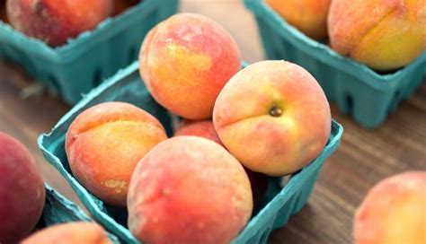 5 Harmful Effects of Eating Too Many Peaches - lifeberrys.com
