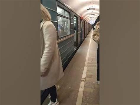 вагон с разделенными сиденьями на Новокузнецкой - YouTube