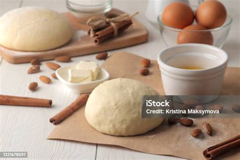 bahan kue alat kue adonan  mentega telur gula susu kayu manis almond