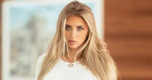 Mikayla Demaiter nahkaisessa minihameessa ja kauluspaidassa: wau ...