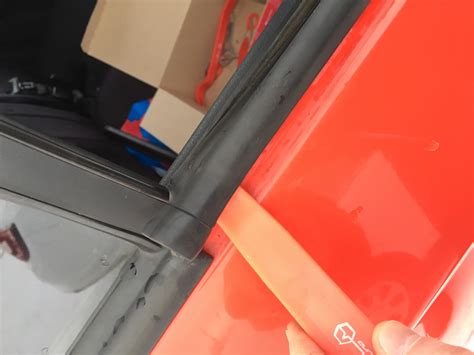 Замена внешнего уплотнителя правого заднего стекла — Hyundai Getz, 1,4 ...