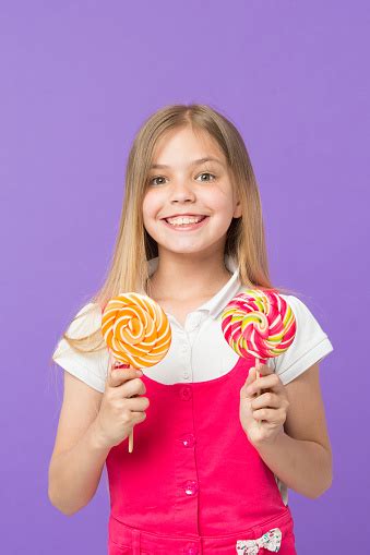 Gadis Makan Permen Besar Pada Tongkat Atau Lollipop Konsep Masa Kecil ...