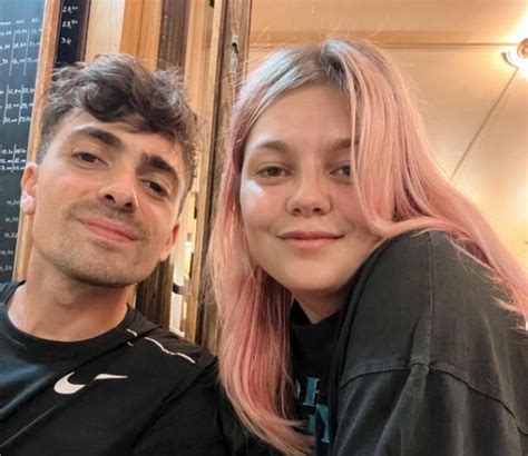 Louane maman épanouie : elle se confie sur sa fille Esmée - Radio SCOOP