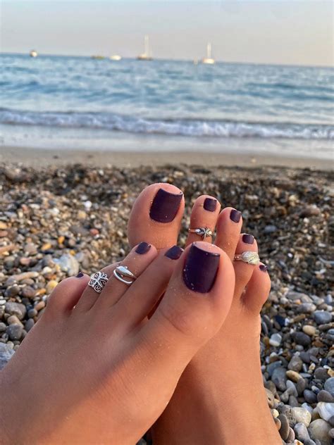 Would my feet give you a beach boner? 🌊 | Scrolller