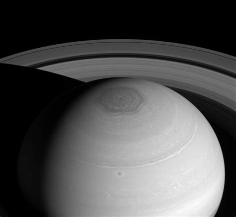 Saturn’s hexagon brings new, colorful mysteries – Starts With A Bang ...