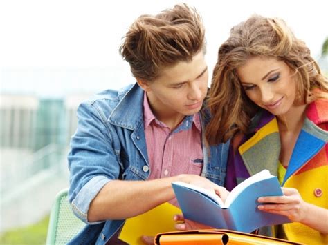 Парень и девушка читают книгу - обои для рабочего стола, картинки, фото