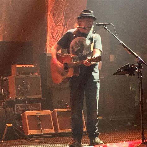 Neil Young solo e +POTR: setlist e foto dei nuovi concerti, con un'inedita