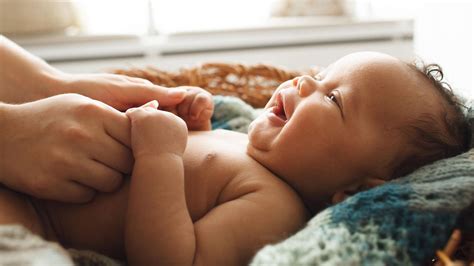 Baby 2 Monate: So entwickelt sich euer Kind jetzt | Eltern.de