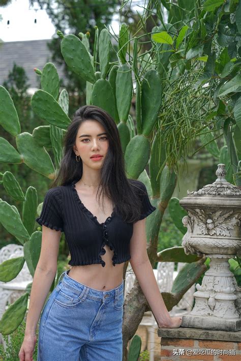 The Thai half-blood goddess Mai shows off the vest line!Too beautiful