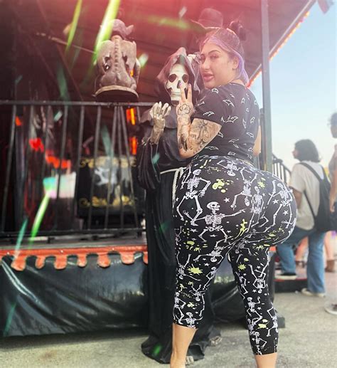 big big booty : r/BoltedOnBooty