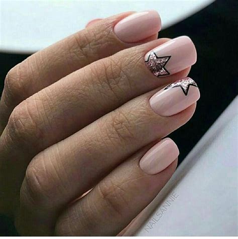Delikatne Wzorki na Paznokcie: 24 Inspiracje na Modny Manicure
