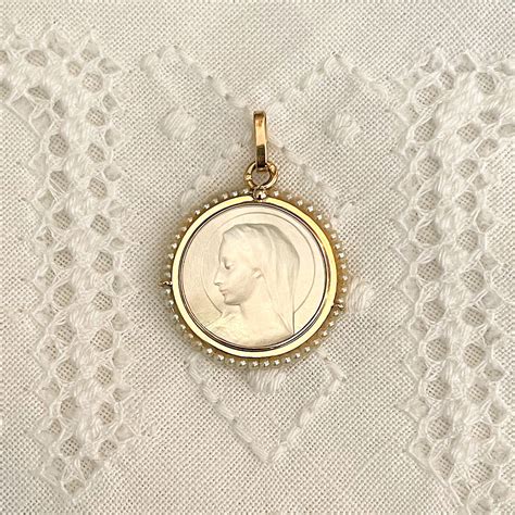 Médaille ancienne en nacre, or et perles - Médailles anciennes