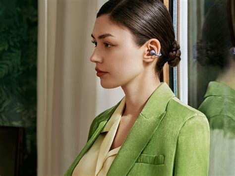 HUAWEI FreeClip redefines how you interact with your phone