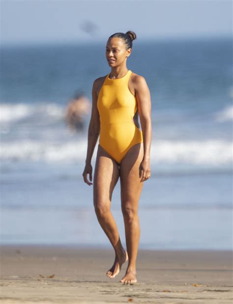 Zoe Saldana Camel Toe