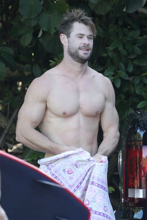 Chris Hemsworth Zeigt Seine Muskeln