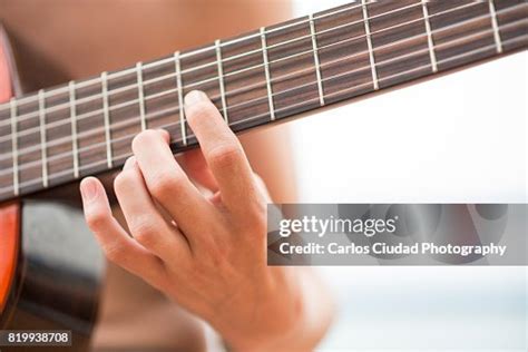 how do you say to play the guitar in spanish