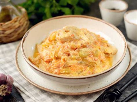 Жареный морской окунь на сковороде с луком — рецепт с фото пошагово