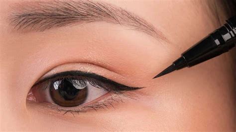 Cách vẽ Eyeliner đẹp sắc nét cho người mới bắt đầu - Đại Việt Sài Gòn
