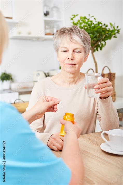 Demente Seniorin bekommt Tabletten Stock Photo | Adobe Stock