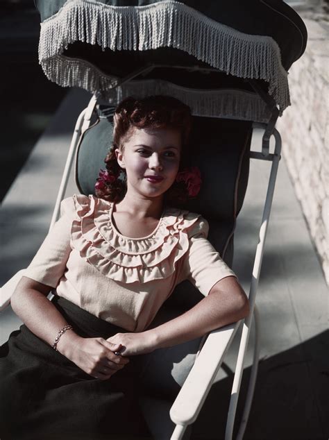 40 Rare Vintage Photos of Shirley Temple at Home