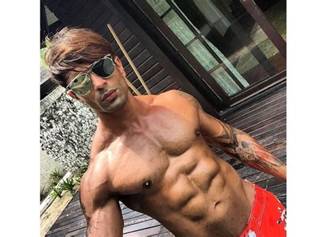 Killer abs of hunk Karan Singh Grover will make you hit gym instantly ...