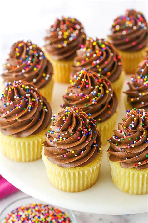 Yellow Cupcakes With Chocolate Buttercream Frosting at Gayla Wilson blog