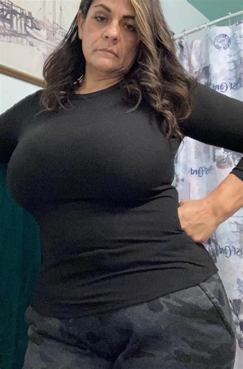 Busty mature😜 | Scrolller