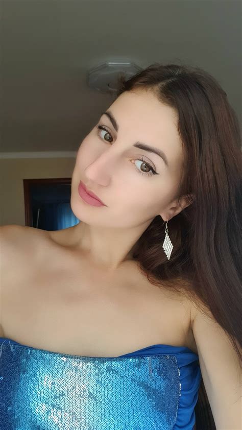 I think my face is paler than my arms : r/palebeauties