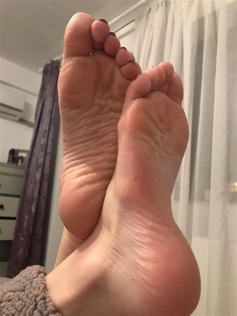 Please massage my feet ! | Scrolller