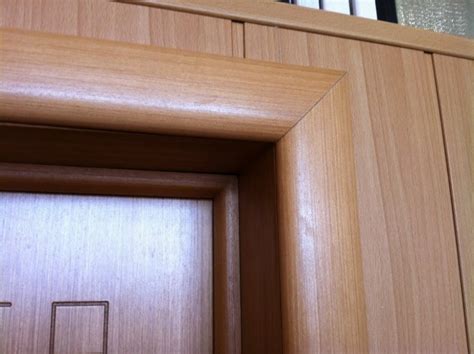 Чем приклеить наличники межкомнатных дверей к стене
