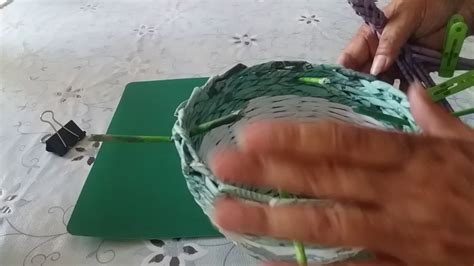Два вида плетения декоративных ручек или элементов для декора.Газетное ...