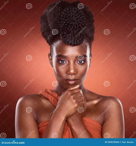 El Color Es Hermoso Sin Importar La Cultura. Retrato Recortado De Una