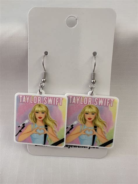 TAYLOR SWIFT - TAY TAY - PROUD SWIFTIE - Shine Costume Jewellery