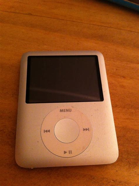 Amazon.com: Apple iPod nano 4 GB Silver, Clamshell Package (3rd ...