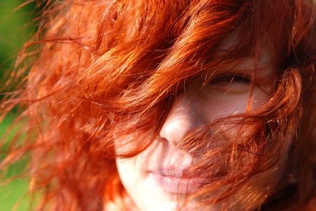 Фото Девушка с рыжими кудрявыми волосами
