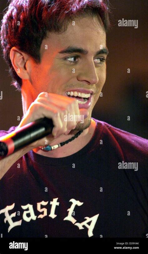 Enrique iglesias 2002 hi-res stock photography and images - Alamy